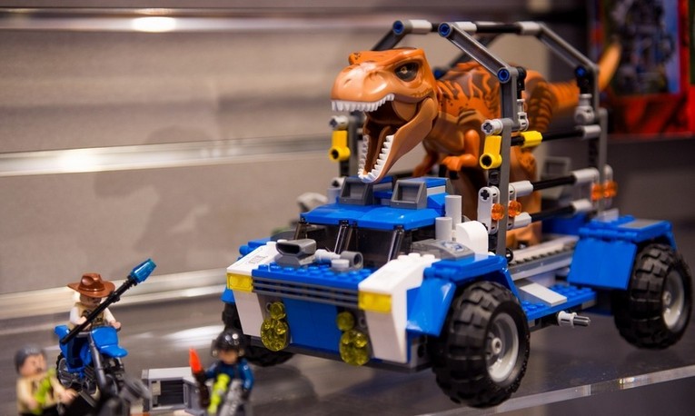 наборе Lego с динозаврами