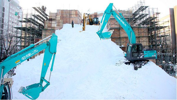 Японская армия построила огромную снежную статую «Звездных войн»