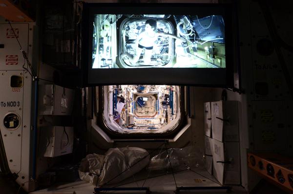 Космонавты на мкс смотрят фильм Марсианин